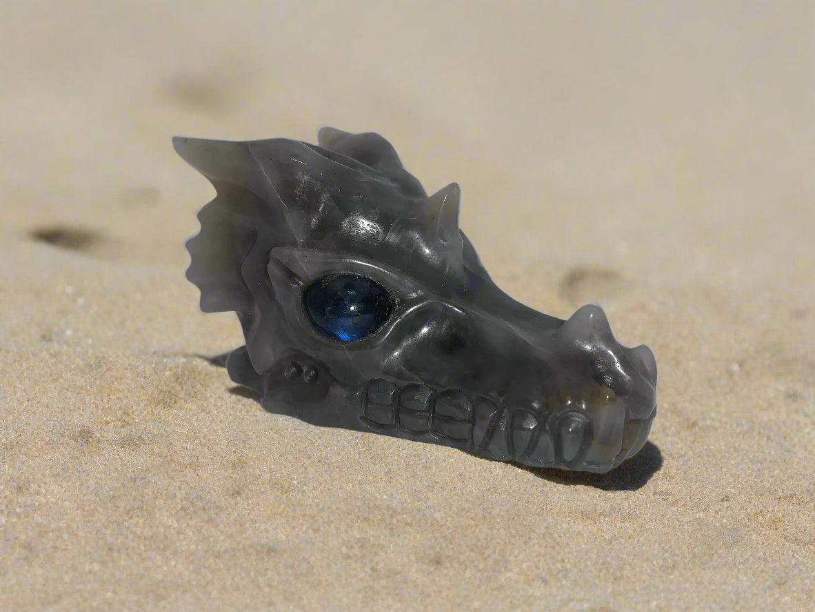 Dragón de cuarzo gris de 4,4" con ojos de labradorita