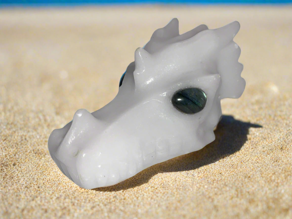 Cráneo de dragón de jade blanco de 5,5" con ojos de labradorita
