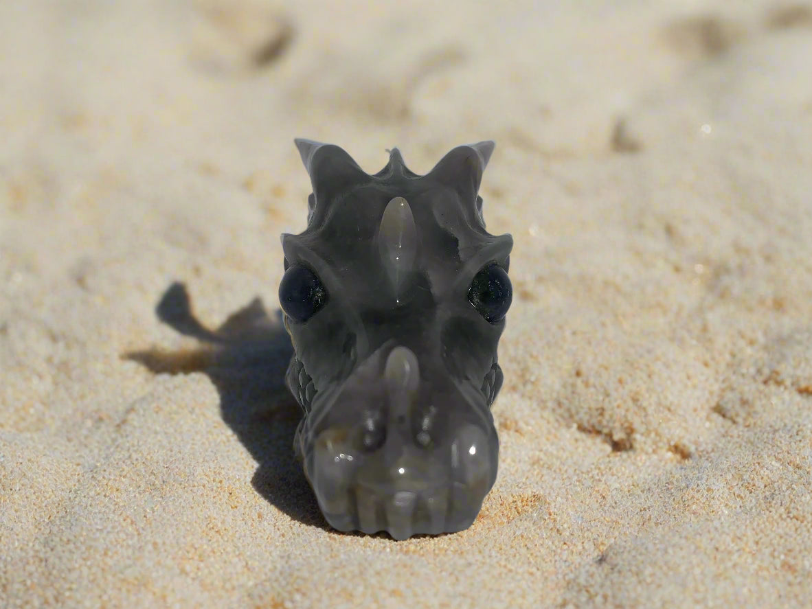 Dragón de cuarzo gris de 4,4" con ojos de labradorita