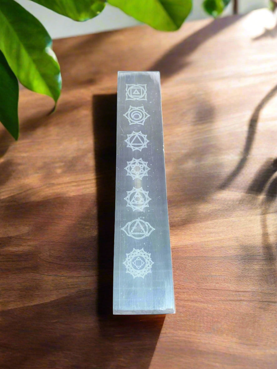 Placa de carga de selenita de 7 chakras de 7,625"