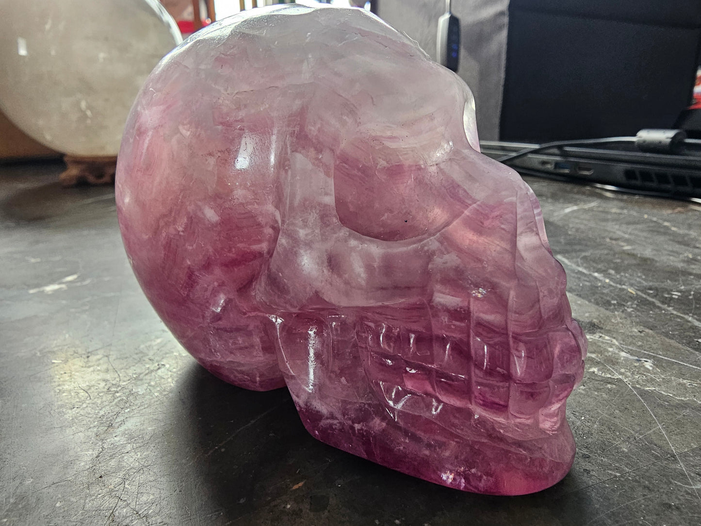 Cráneo de fluorita arcoíris de 4,8" con arcoíris