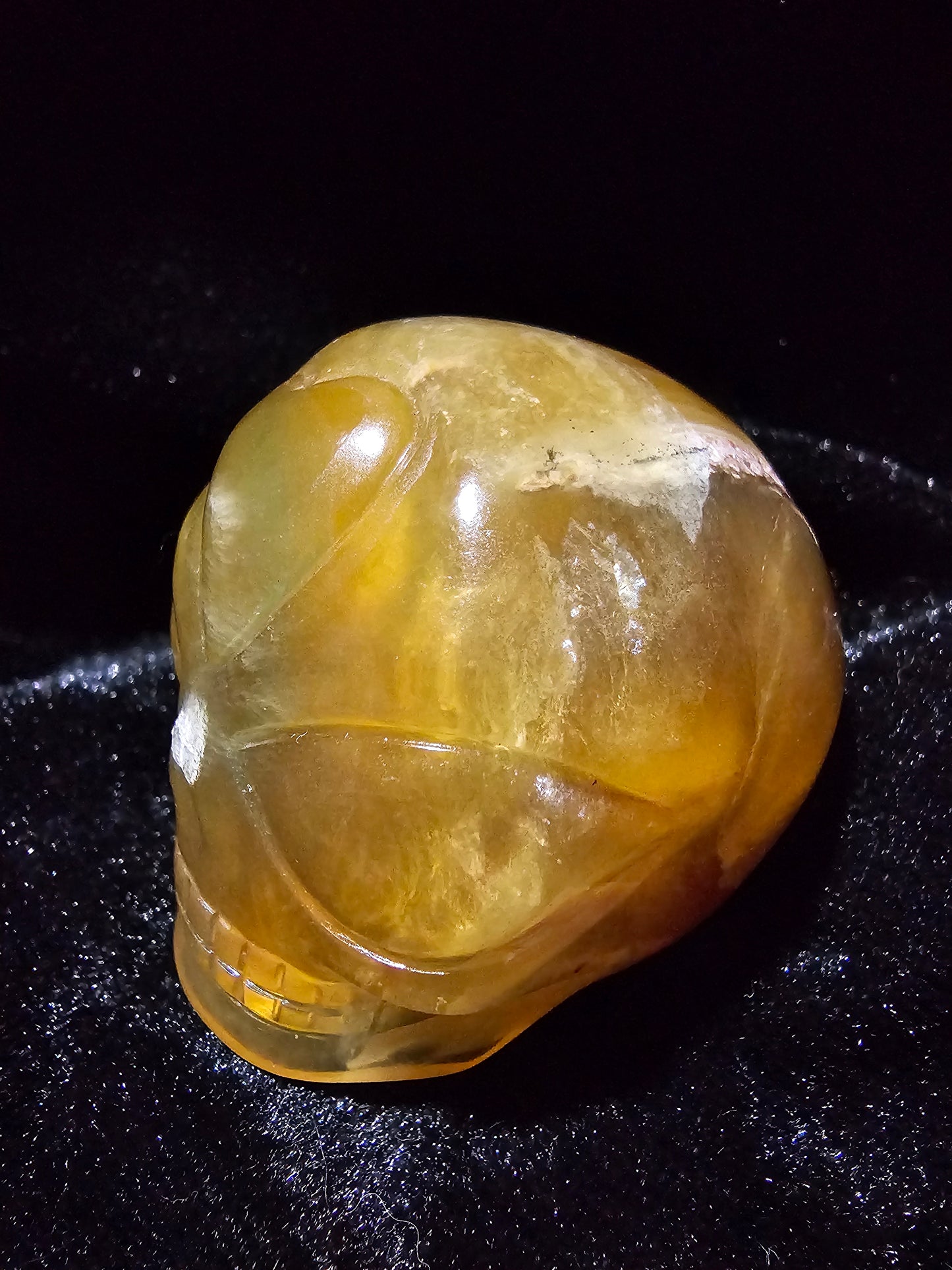 Calavera de niño estrella de fluorita dorada de Leandro
