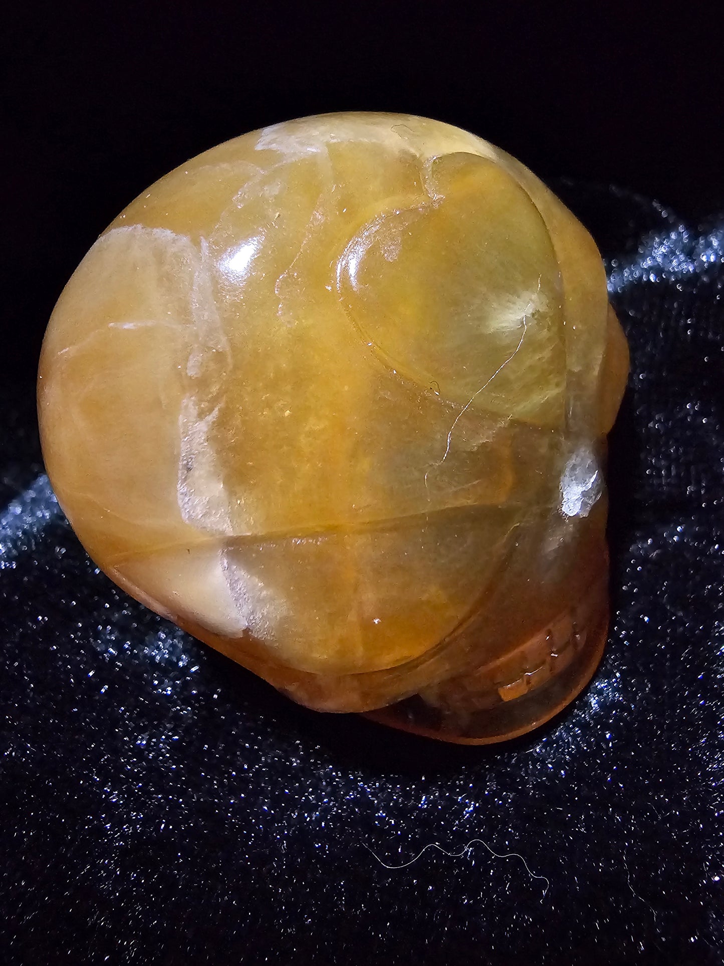 Calavera de niño estrella de fluorita dorada de Leandro