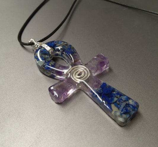 Collar Ankh de orgonita con lapislázuli y amatista