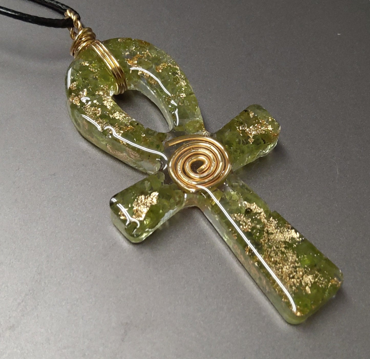 Collar Ankh de orgonita y peridoto