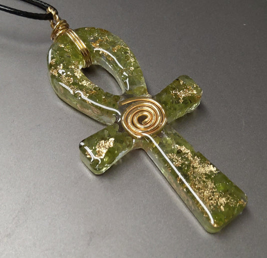Collar Ankh de orgonita y peridoto