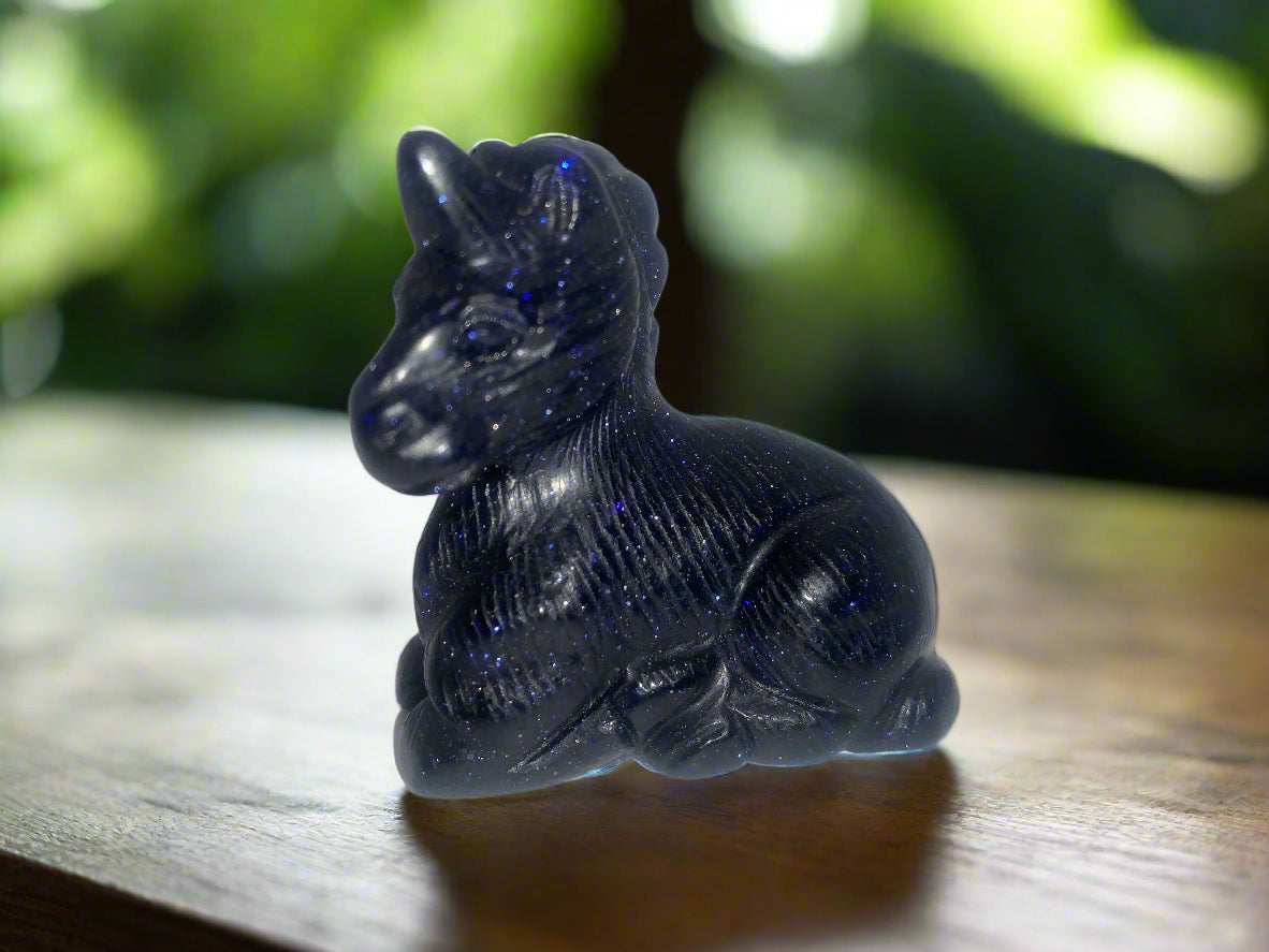 Unicornio de piedra dorada azul de 1,9"