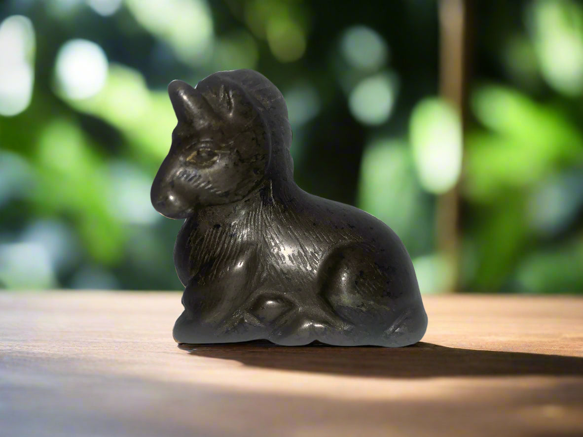 Unicornio de pirita de hierro de 1,9"