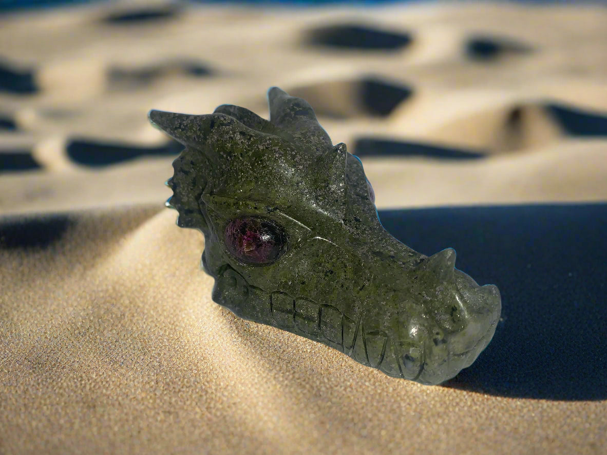 Dragón de pirita y serpentina de 4,2" con ojos de stichtita
