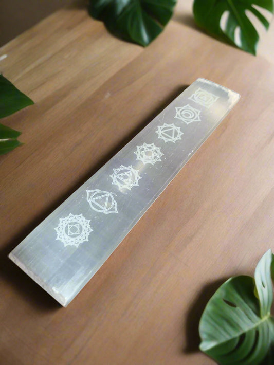Placa de carga de selenita de 7 chakras de 7,625"