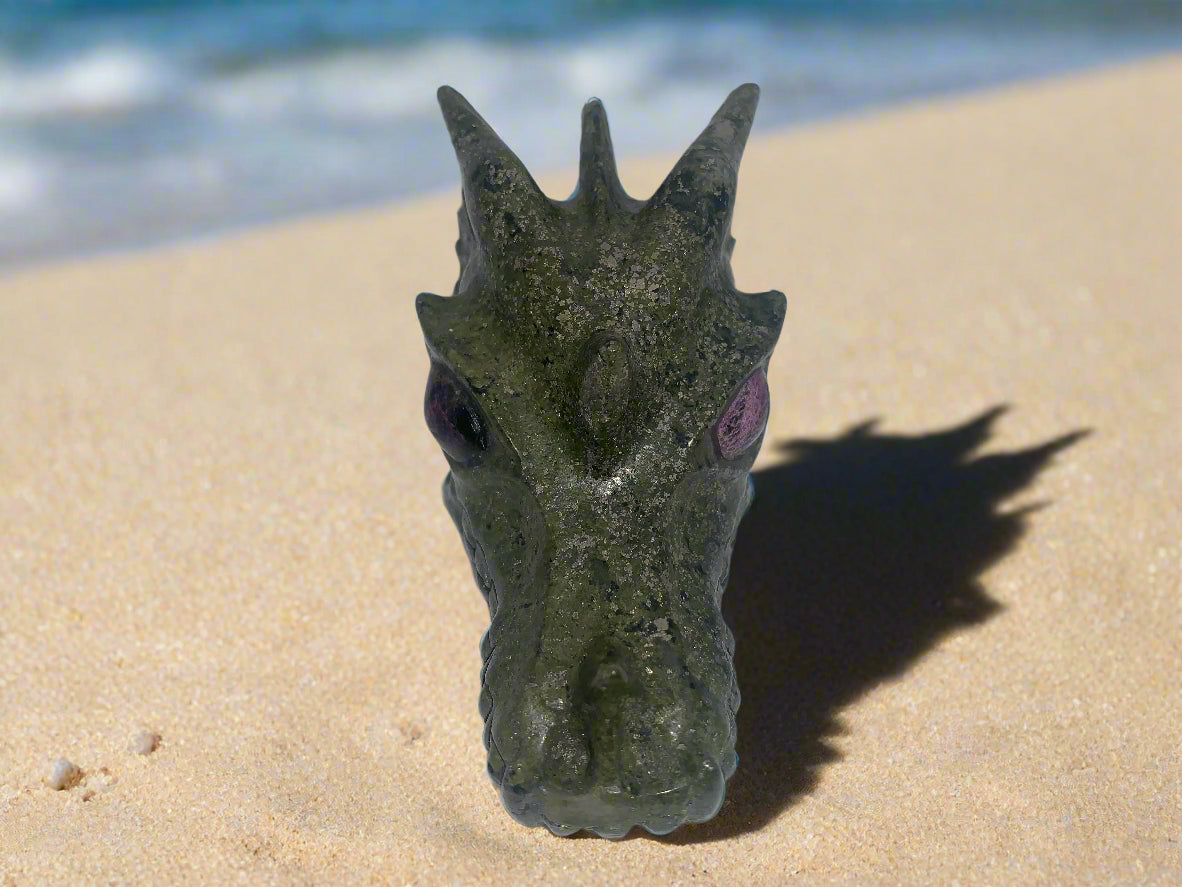 Dragón de pirita y serpentina de 4,2" con ojos de stichtita
