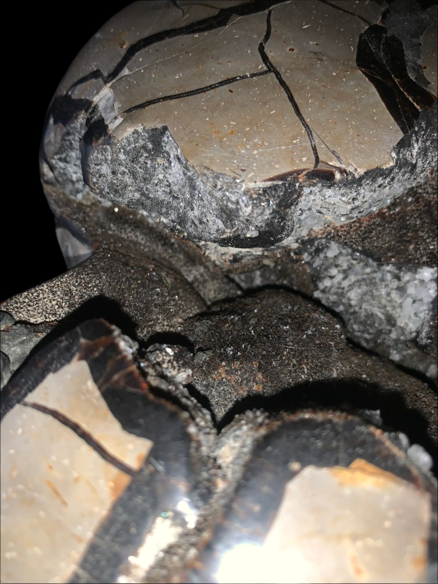 Geoda de septaria, barita y calcita en forma de corazón de 27 lb 9 oz