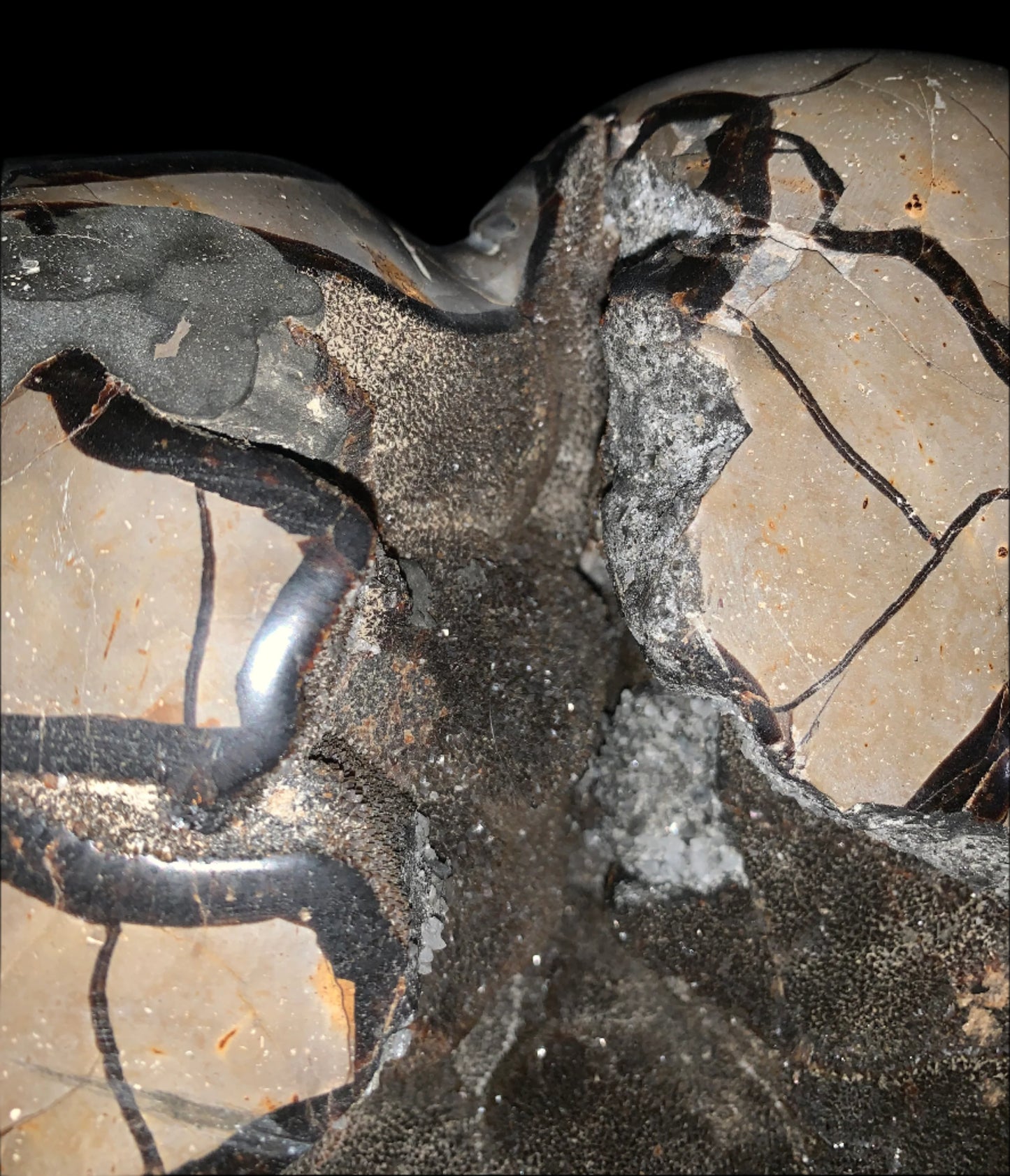 Geoda de septaria, barita y calcita en forma de corazón de 27 lb 9 oz