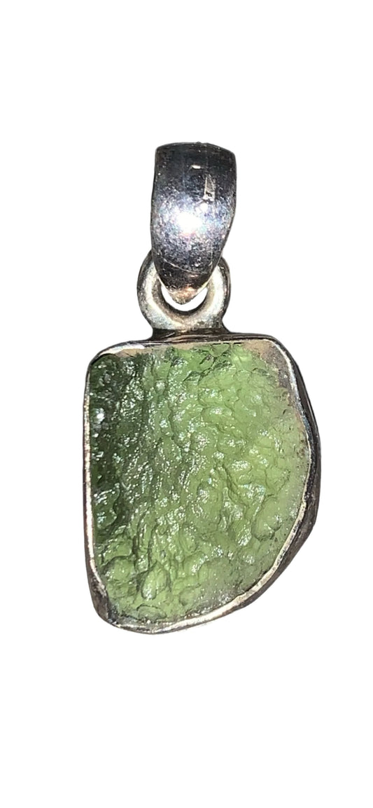 Colgante de moldavita en plata de ley