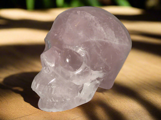 Calavera de cuarzo rosa de 5,3" con arcoíris